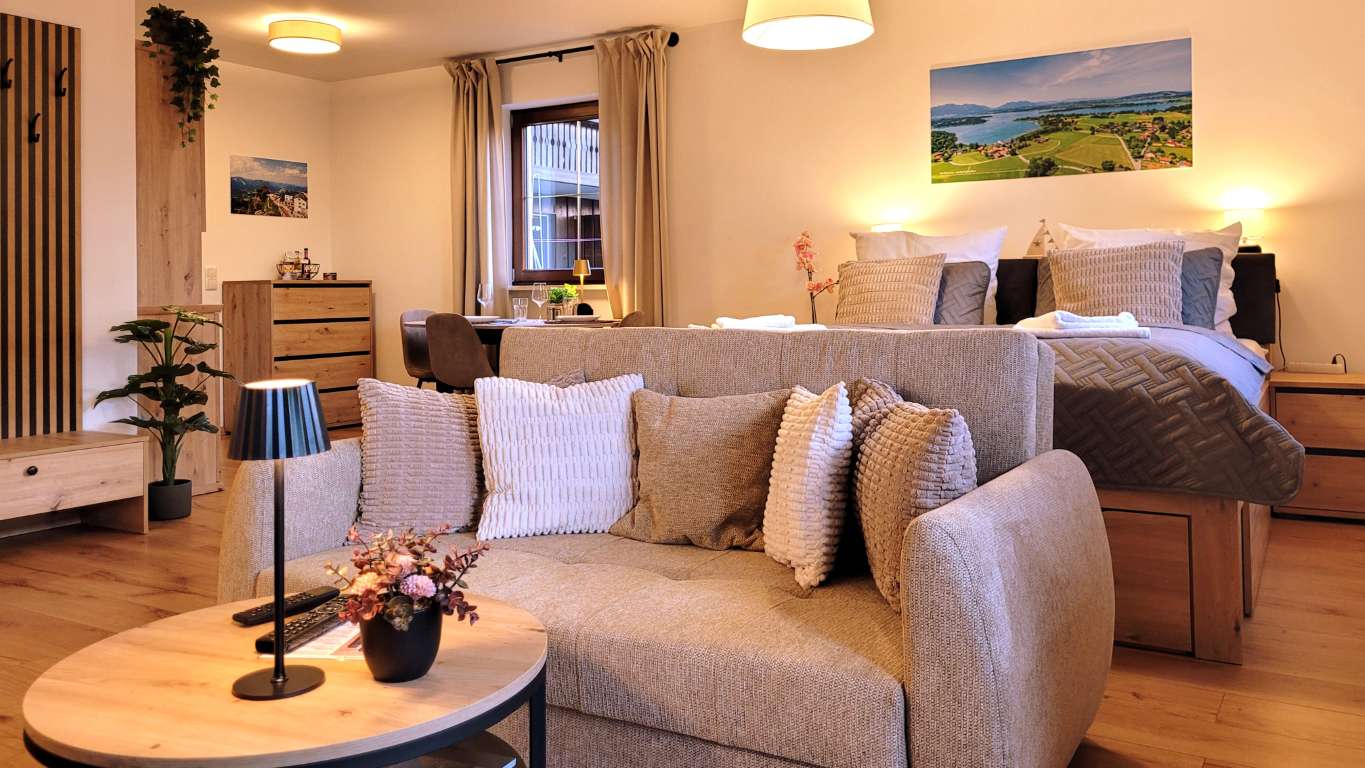 Wohnzimmer – Ferienwohnung Cosy Prien Apartment